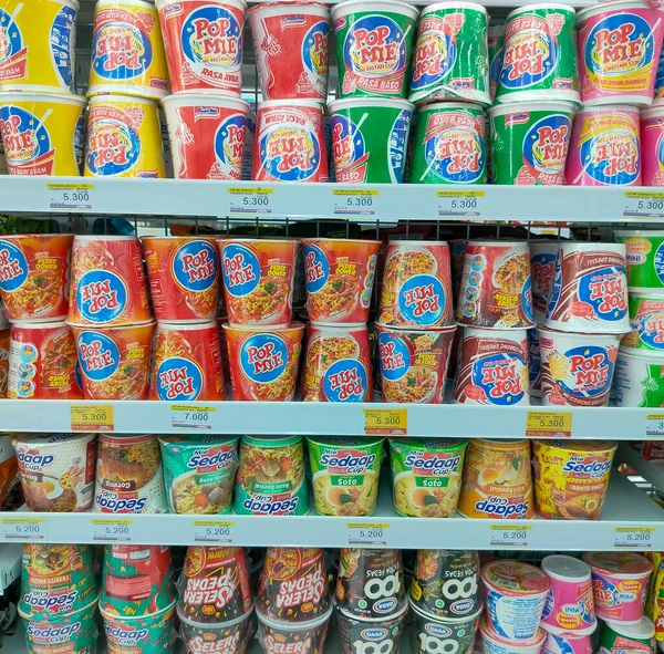 Indomaret, Tarakan: 27 Temmuz 2023-Indomaret minimarket ana yolun kenarındaki Tarakan bölgesinde yer alıyor, sergilerden biri çeşitli hazır erişteler satıyor