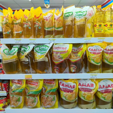 Indomaret, Tarakan: 27 Temmuz 2023 - Tarakan ana yolunun kenarındaki Tarakan bölgesinde bulunan Indomaret minimarket, vitrinlerden biri çeşitli yemek yağı markaları satıyor