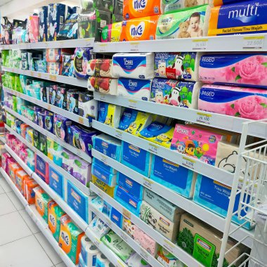 Indomaret, Tarakan: 27 Temmuz 2023-Tarakan yakınlarındaki bir Indomaret mini marketinde çok sayıda seyahat ekipmanı satılıyor
