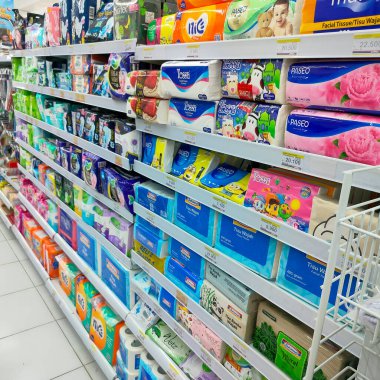 Indomaret, Tarakan: 27 Temmuz 2023-Tarakan yakınlarındaki bir Indomaret mini marketinde çok sayıda seyahat ekipmanı satılıyor