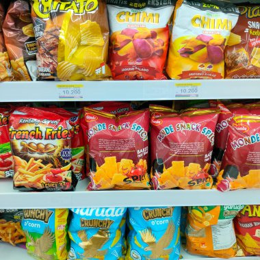 Indomaret, Tarakan: 27 Temmuz 2023 - Tarakan ana yolunun kenarındaki Tarakan bölgesinde yer alan Indomaret minimarket, vitrinlerden biri çeşitli abur cuburlar satıyor