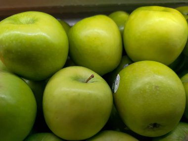 Granny Smith Apple veya Green Apple, sindirimi geliştirmek de dahil olmak üzere oldukça yüksek lifli bir meyve türüdür.