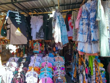 Jogjakarta bölgesinden çeşitli tişörtler ve tipik batikler turistik bölgelerde satılıyor