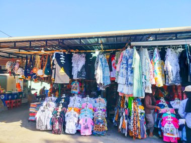 Jogjakarta bölgesinden çeşitli tişörtler ve tipik batikler turistik bölgelerde satılıyor