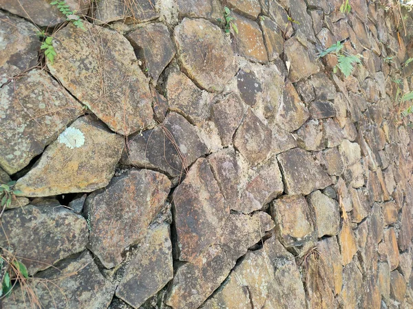 玄武岩墙形成了巨大的山岩 山地石墙背景 — 图库照片