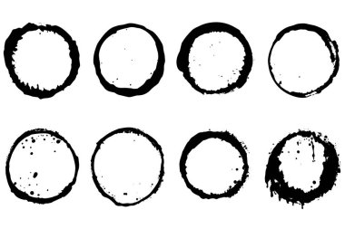 Şarap çemberi ve kahve lekesi şeklinde siyah şekiller. Kirli su sıçramaları ve lekeler. El çizimi çay veya mürekkep lekeleri beyaz arka planda. Vektör illüstrasyonu