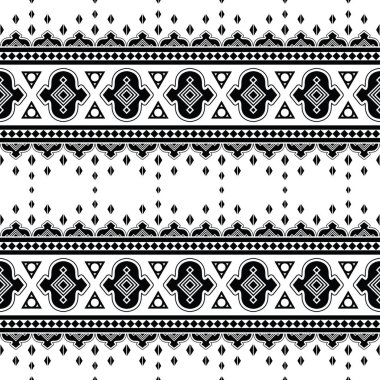 Siyah-beyaz etnik Aztek güdüleri olan geometrik kabilesel kusursuz desen. Etnik tarzda soyut bir geçmiş. Tekstil, kumaş, kıyafet, perde, halı, batik, süs, duvar kağıdı için tasarım.