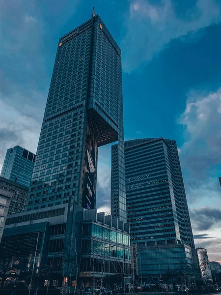 Şehrin modern binası