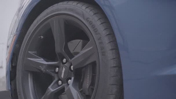 Blå Chevrolet Camaro Jindrjichuv Hradec Tjeckiska Republiken 2023 — Stockvideo