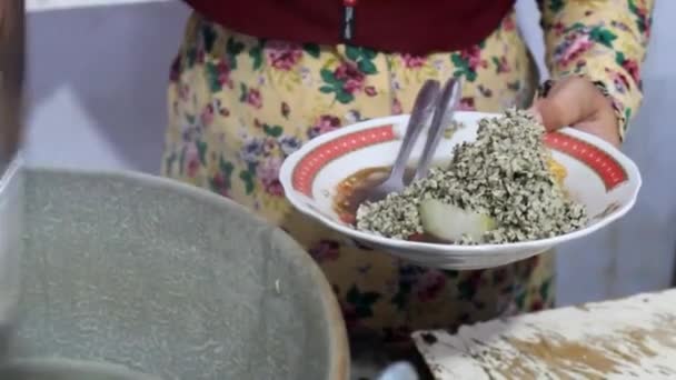 Készítsünk Egy Tál Lontong Kupang Vagy Tengeri Kagyló Rizs Torta — Stock videók