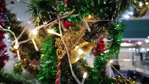 Sino Ornamentação Árvore Natal Uma Árvore Galhos Com Fundo Bokeh — Vídeo de Stock