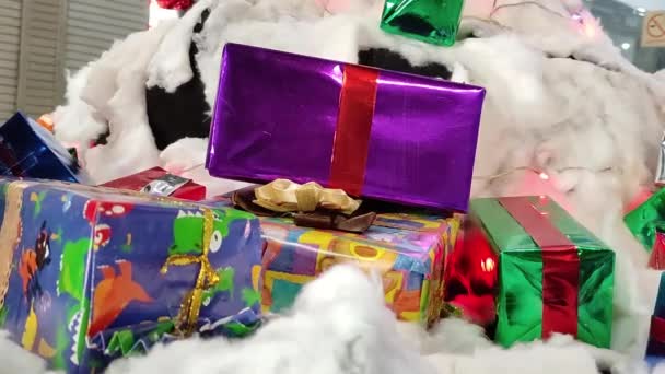 Egy Halom Karácsonyi Ajándékdoboz Odalent Gyönyörű Csillogó Fényben Egy Puha — Stock videók