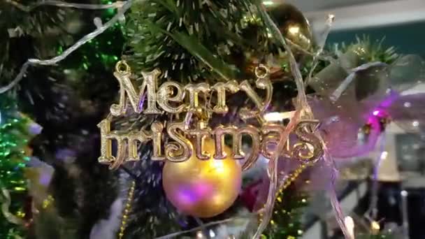 Sárga Boldog Karácsonyt Lóg Felirat Karácsonyfa Villanykörték Fények Villognak — Stock videók