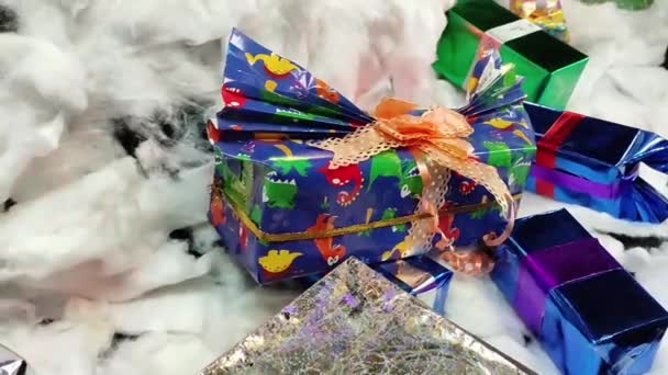 Hög Vinkel Stackar Jul Presentförpackningar Med Dinosaurie Dekorationer Golvet Vackra — Stockvideo