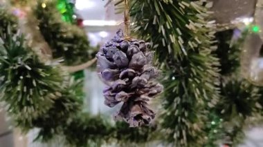Noel ağacında sallanan çam kozalakları. Gümüş çam süslemesi.