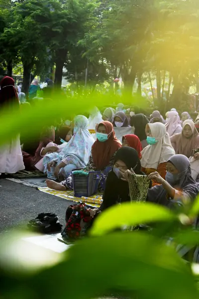 Sidoarjo, Doğu Java, Endonezya - 10 Nisan 2024: Birçok kadın cami avlusunda doğal yapraklarla Mübarek dua ediyor.