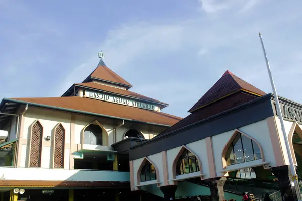 Sidoarjo Büyük Camii veya Mescidi Agung Sidoarjo, Sidoarjo şehrinin kalbinde tarihi bir dini yapı.