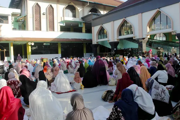 Sidoarjo, Doğu Cava, Endonezya - 10 Nisan 2024: Kurban Bayramı 'nda Sidoarjo büyük cami avlusunda namaz kılan Müslüman kadınlar.