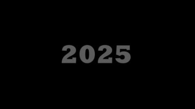 Beyaz harflerle yazılmış video 2025. Yeni yıl animasyonu siyah arkaplanda etkili bir şekilde izole edildi. Sunum, ekran koruyucu ve web sitesi için karşılama açılır. Metin ile canlandırılmış video dudağı.