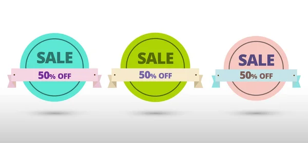 Beyaz arka planda izole edilmiş çok renkli kurdele etiketli bir tanıtım çemberi pankartı seti. Fiyat etiketi, indirim, satış. Vektör grafik illüstrasyonu