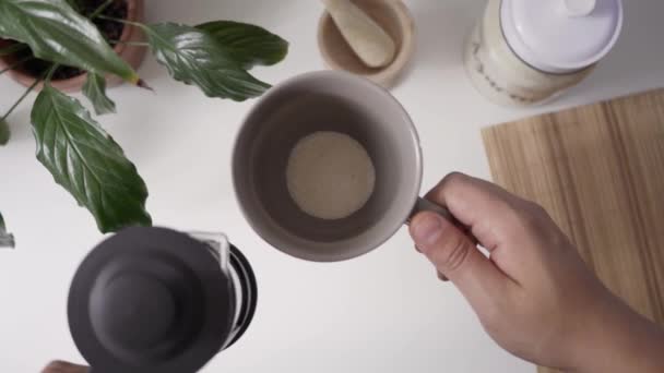 Fotage Przygotowania Pysznej Kawy Prasie Francuskiej Białe Tło Roślin — Wideo stockowe
