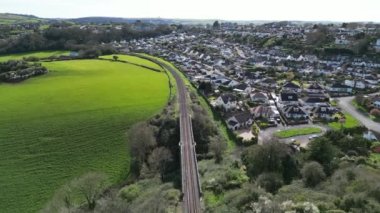 Broadbay, Torbay, Güney Devon, İngiltere: Kingswear 'e giden Torbay buharlı demiryolu hattı. Kingswear 'e bakan Torbay buharlı tren yolunun yukarıdan görünüşü. Resmin sağında kumsaldaki evler var..