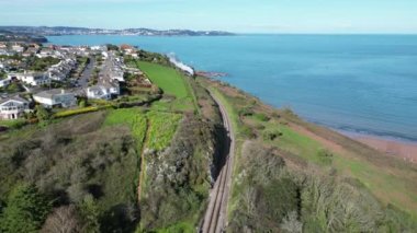 Broadbay, Torbay, Güney Devon, İngiltere Paignton 'dan Kingswear' e giden buharlı tren. Torbay Buhar Demiryolu hattında buhar makinesini yakınlaştır. Yukarı pazar Broadhouse 'lar görüntünün solunda ve Torbay denizi de sağda..