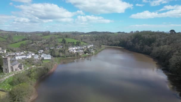 英国南德文郡斯托克加布里埃尔 无人驾驶飞机沿着磨坊池飞行 展示了河边的斯托克加布里埃尔村及其高档住宅 — 图库视频影像