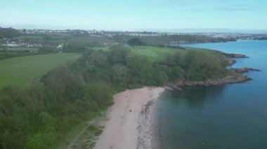 Elberry Cove, Torbay, Devon, İngiltere: DRONE AERIAL VİEW: İnsansız hava aracı Elberry Koyu 'nda yüzen yüzücüleri gösteriyor..