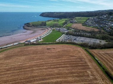Broadbay, Torbay, Güney Devon, İngiltere: Broadsand Beach, saban tarlaları, deniz ve Torbay kıyı şeridi Berry Head 'e bakıyor.