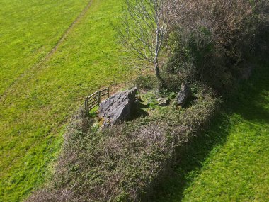 Broadbay, Torbay, Güney Devon, İngiltere: DRONE ViEW: Çökmüş bir Neolitik mezar / mezar odası: Mezar Torbays 'in insan yapımı en eski yapısıdır M.Ö. 3600 yılında inşa edilmiştir..