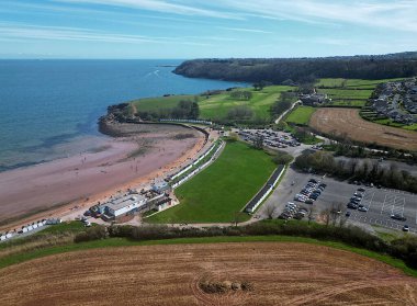Broadnels, Torbay, Güney Devon, İngiltere: DRONE ViEW: Böğürtlen Başı 'na doğru bakan kumsal, tarlalar, deniz ve Torbay kıyı şeridi.
