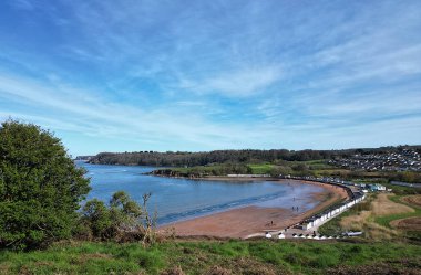 Broadbay, Torbay, Güney Devon, İngiltere: DRONE AERIAL VİEW: Böğürtlen Başı 'na bakan Torbay kıyısı, deniz ve kumsal.