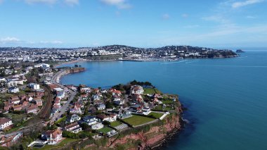 Hollicombe, Torbay, Güney Devon, İngiltere: DRONE AERIAL VİEW: Yukarı pazar evleri, Torbay denizi ve körfezin karşısında görülen sahil tatil beldesi Torquay.