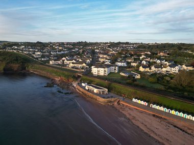 Goodrington, Torbay, Güney Devon, İngiltere: Goodrington South Sands kafe ve barınağı, deniz, yakındaki evler, apartmanlar ve daireler, Torbay buharlı tren yolu hattı ve Torbay kıyı şeridi