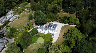 Greenway, Güney Devon, İngiltere: DRONE VİEW: River Dart 'a bakan Greenway House. Greenway House ve bahçeleri eskiden efsanevi edebiyat şahsiyeti ve yazarı Agatha Christie 'ye aitti..
