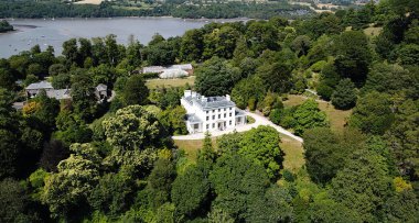 Greenway, Güney Devon, İngiltere: DRONE VİEW: River Dart 'a bakan Greenway House. Greenway House ve bahçeleri eskiden efsanevi edebiyat şahsiyeti ve yazarı Agatha Christie 'ye aitti..