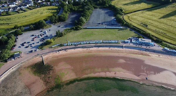 Broadnels, Torbay, Güney Devon, İngiltere: DRONE AERIAL VieW: Kumlu sahil ve tarlalar, Torbay denizi.