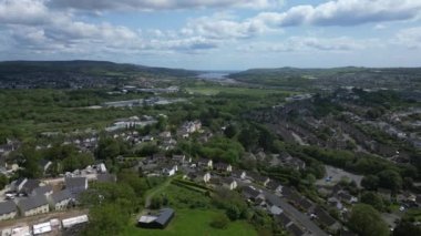 Highweek, Newton Abbot, Devon, İngiltere: DRONE AERIAL VİEWS: İnsansız hava aracı, yeşil kuşak arazisi ve Newton Abbot kasabasının eteklerindeki Teign Nehri 'ne bakan banliyö evlerinde (resmin solundaki) yeni inşa evlerine doğru uçuyor..