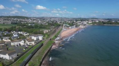 Goodrington Sands, Torbay, Güney Devon, İngiltere: İHA, güneşli bir bahar gününde motor Goodrington Kumları 'ndan geçerken Kingswear' den Paignton 'a giden bir buhar motorunu takip ediyor..