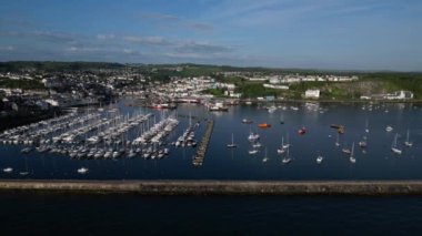 Brixham, Torbay, Güney Devon, İngiltere: DRONE AERIAL VIEWS: The drone track r-to-l showing Freshwater Quarry, Brixham Araştırma Laboratuvarı (resmin en sağında), the Outer Harbour wall in f, Brixham yat limanı ve balıkçı limanı limanı.