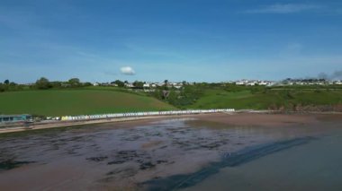 Broadbay, Torbay, Güney Devon, İngiltere: DRONE AERIAL VİEWS: Broadsand Beach & beach barakaları; Bir buhar treni Paignton 'dan Kingswear' e giden yolda ünlü Viktorya dönemi demiryolu mühendisi Isambard Kingdom Brunel tarafından tasarlanmış bir demiryolu viyakanalından geçer..