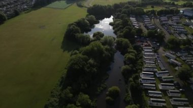 Clennon Lakes, Paignton, Torbay, Devon, İngiltere insansız hava aracı Clennon Gölleri üzerinden Torbay Velo Parkı 'na doğru uçuyor. Resmin sağında Hoburne Devon Körfezi Holiday Park locaları, solda Clennon Vadisi oyun alanları ve VeloPark.