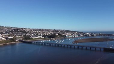 Teignmouth, Güney Devon, İngiltere: DRONE AERIAL VİEWS: İnsansız hava aracı Teign Köprüsü, Teignmouth Rıhtımı ve sahil kenti Teignmouth 'a doğru uçuyor (3.).