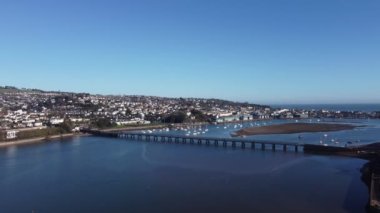 Teignmouth, Güney Devon, İngiltere: DRONE AERIAL VİEWS: İnsansız hava aracı Teign Köprüsü, Teignmouth Rıhtımı ve sahil kenti Teignmouth 'a doğru uçuyor.