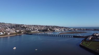 Teignmouth, Güney Devon, İngiltere: DRONE VIEWS: İnsansız hava aracı Teign Köprüsü 'ne, Teignmouth Limanı' na ve Teignmouth kasabasına doğru uçuyor.).