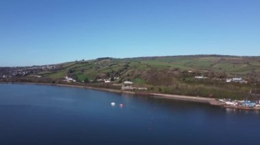 River Teign, Güney Devon, İngiltere: DRONE AERIAL VİEWS: İHA Teign Nehri 'nin kuzey setine doğru uçar ve Bishopsteignton köyünü gösterir (Klip 1)).