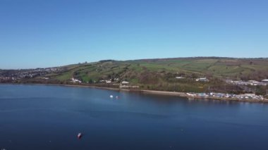 River Teign, Güney Devon, İngiltere: DRONE AERIAL VİEWS: İHA uzaktan Bishopsteignton köyünü gösteren Teign Nehri 'nin kuzey setinin yanında izler (Clip 2).