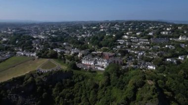 Torquay, Torbay, Güney Devon, İngiltere: DRONE AERIAL VİEWS: Daddyhole Plain deniz kenarındaki oteller ve mülkler, engebeli uçurumlar ve Meadfoot Beach ve.