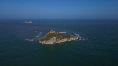 Torquay, Torbay, Güney Devon, İngiltere: DRONE AERIAL VİEWS: İHA adanın genel bir görüntüsü için Thatcher Kayası 'na (Orestone Rock ile birlikte) doğru uçar.